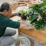 ADIYAMAN (PERRE) - (Fahrettin ÇELİK) - Samsat Safvan Bin Muattal Anadolu İmam Hatip Lisesi'nde görevli temizlik personeli Seyfettin Çelik, okulda kullanılmayan ve atıl durumdaki malzemeleri geri dönüştürerek okula esteti...