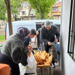 GAZİANTEP (PERRE) - Yasin ŞAHİN - Gaziantep'in Şahinbey ilçesi Kılınçoğlu Mahallesi'nde, Besnili Muhtar İrfan Şahin öncülüğünde hayırseverlerin katkılarıyla her gün 300 adet sıcak ekmek ihtiyaç sahibi ailelere ulaştırılı...