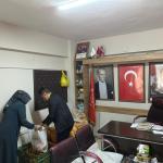 GAZİANTEP (PERRE) - Yasin ŞAHİN - Gaziantep'in Şahinbey ilçesi Kılınçoğlu Mahallesi'nde, Besnili Muhtar İrfan Şahin öncülüğünde hayırseverlerin katkılarıyla her gün 300 adet sıcak ekmek ihtiyaç sahibi ailelere ulaştırılı...