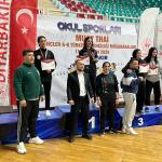 DİYARBAKIR (PERRE) - Şeriban ÖZÇAKMAK - Okul Sporları Muaythai Türkiye Şampiyonası'nda Diyarbakır'ı temsil eden Milli Takım Antrenörü Erdal Erdoğan'ın sporcuları, 1 altın, 1 gümüş ve 1 bronz madalya kazanarak önemli bir...