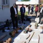 ADIYAMAN (PERRE) - Şeriban ÖZÇAKMAK - Adıyaman Belediye Başkanı Abdurrahman Tutdere, kentte yürütülen içme suyu altyapı çalışmalarını sahada eski ve yeni boruları karşılaştırarak anlattı.