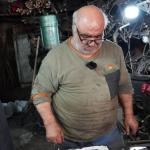 ADIYAMAN (PHA) - Murat KAYIŞ - Adıyaman’da demir ustası tarafından hazırlanan ve “doğal yakı” olarak adlandırılan geleneksel karışım, ezilme, düşme ve bel fıtığı gibi rahatsızlıklara karşı doğal bir çözüm olarak kullanıl...