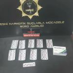 ADIYAMAN (PHA) - Adıyaman’ın Besni ilçesinde polisin iki ayrı adrese düzenlediği uyuşturucu operasyonunda 5 kişi gözaltına alındı.
