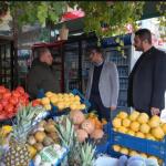 ŞANLIURFA (PERRE) - Berfin GÜRBÜZ - CHP Şanlıurfa İl Başkanı Ferhat Karadağ, Karaköprü İlçe Başkanı Rıdvan Çoban ve İlçe Kadın Kolları Başkanı Melek Coşkun Akalın ile birlikte Karaköprü ilçesi Atakent Caddesi'nde esnaf z...