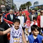 ADIYAMAN (PERRE) - Sibel TURAN-Kahta'da Gençlik Haftası dolayısıyla düzenlenen yürüyüş yoğun bir katılımla gerçekleşti.