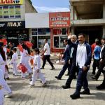 ADIYAMAN (PERRE) - Sibel TURAN-Kahta'da Gençlik Haftası dolayısıyla düzenlenen yürüyüş yoğun bir katılımla gerçekleşti.